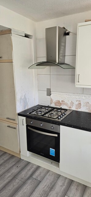 Fridge, microwave, oven, electric kettle - Confortable House Sleeps 7 With Garden and Parking (Bristol)