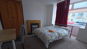 1 habitación, tabla de planchar con plancha, wifi gratis y ropa de cama