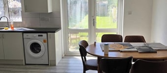 4 Bed House Sleeps 7 With Garden and Parking