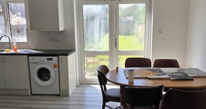 4 Bed House Sleeps 7 With Garden and Parking
