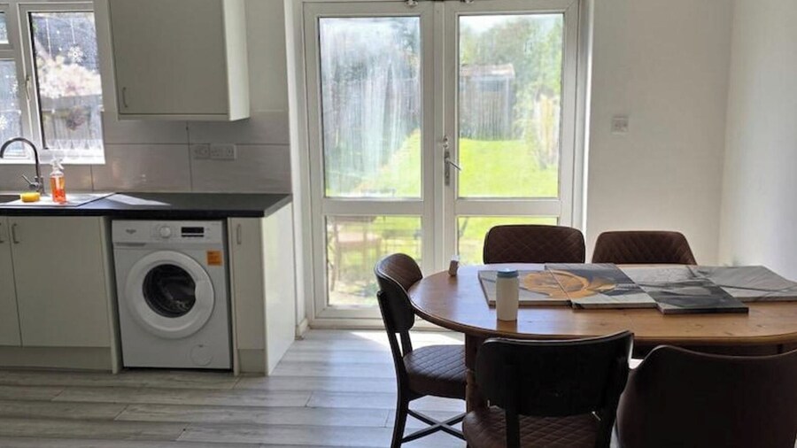 4 Bed House Sleeps 7 With Garden and Parking