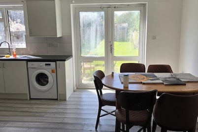 4 Bed House Sleeps 7 With Garden and Parking