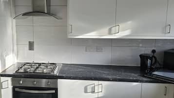 Een koelkast, een microgolfoven, een oven, een waterkoker