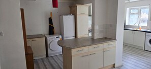 Fridge, microwave, oven, electric kettle - Confortable House Sleeps 7 With Garden and Parking (Bristol)