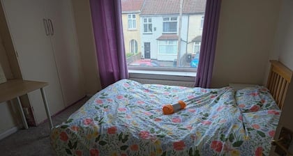 Confortable House Sleeps 7 With Garden and Parking