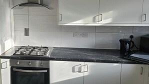 Frigorífico, microondas, horno y hervidor eléctrico