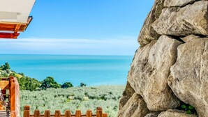 A stone wall, wooden fence, and a view of the ocean. - Residence Mattinatella - Apartment 2 (Mattinata)