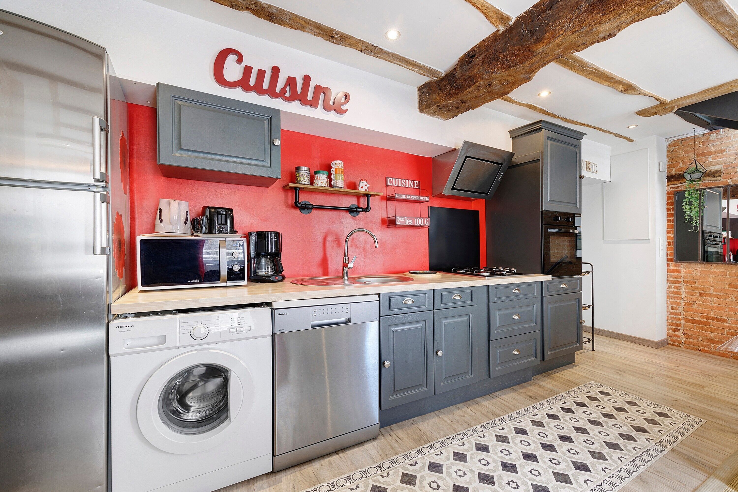 Réfrigérateur, micro-ondes, four, plaque de cuisson