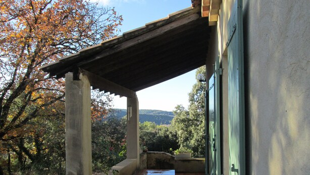 A covered outdoor area with a view of trees and hills. - VAISON LA ROMAINE QUIET LITTLE HOUSE IN THE COUNTRYSIDE (Crestet)