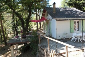 Outdoor dining - Vrbo Property (Concoules)