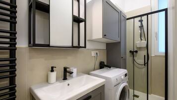 Douche, bidet, serviettes fournies