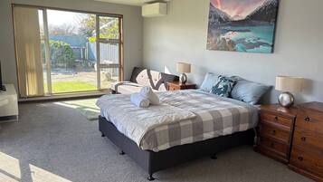 4 bedrooms, iron/ironing board, WiFi, bed sheets