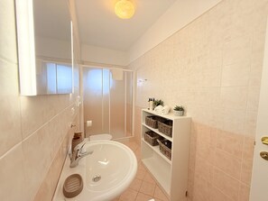 Shower, bidet, towels - Frida's Home by Theater Home - with big terrace and marvellous lake view (Tignale)