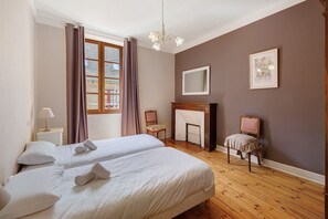 Iron/ironing board, WiFi, bed sheets - Sénéchal - Charm - Central Sarlat Apartment with Air Conditioning (Sarlat-la-Canéda)