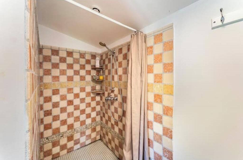 Een douche, een haardroger, handdoeken, zeep