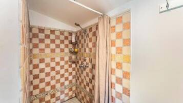 Een douche, een haardroger, handdoeken, zeep