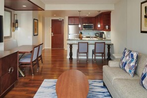 Living area - 2-bedroom apartment in perfect Honolulu with AC and fitness room Grand Waikikian (Honolulu)