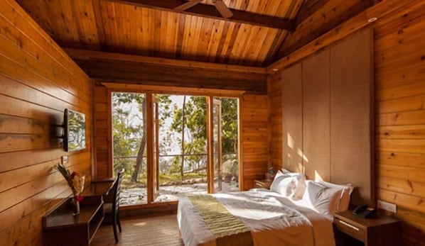 Luxury Cottage, Balcony, Garden View | Premium bedding, memory-foam beds, desk, laptop workspace