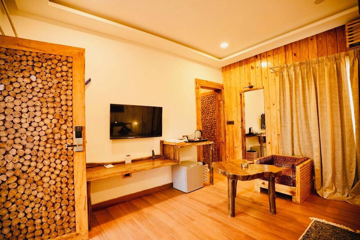 Luxury Suite, Balcony, Garden View | Premium bedding, memory foam beds, desk, laptop workspace
