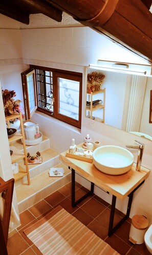 Shower, hair dryer, bidet, towels - Cascina Silene Room Walnut (Lombardia)