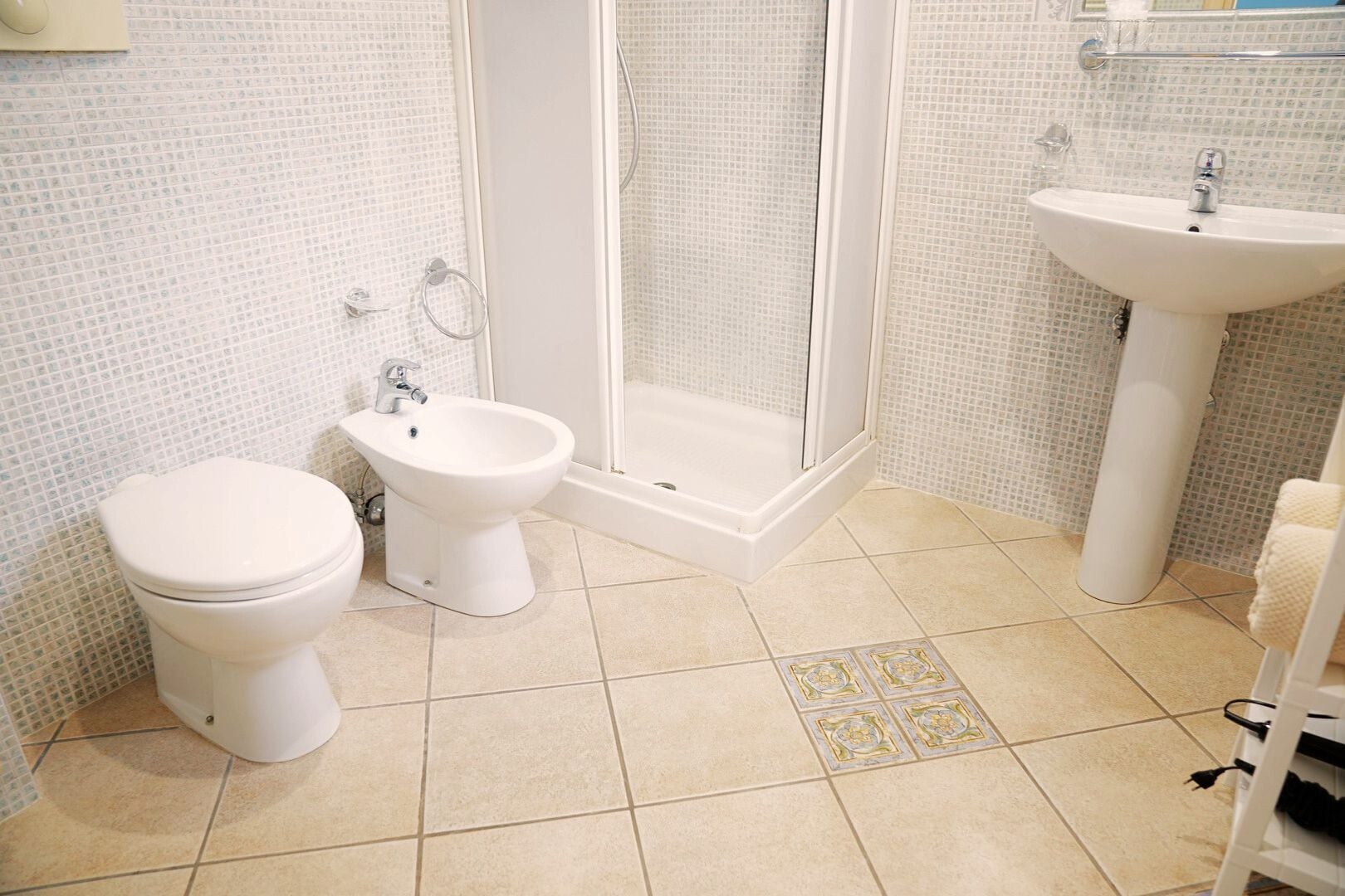 Studio | Bathroom | Shower, hair dryer, bidet, towels