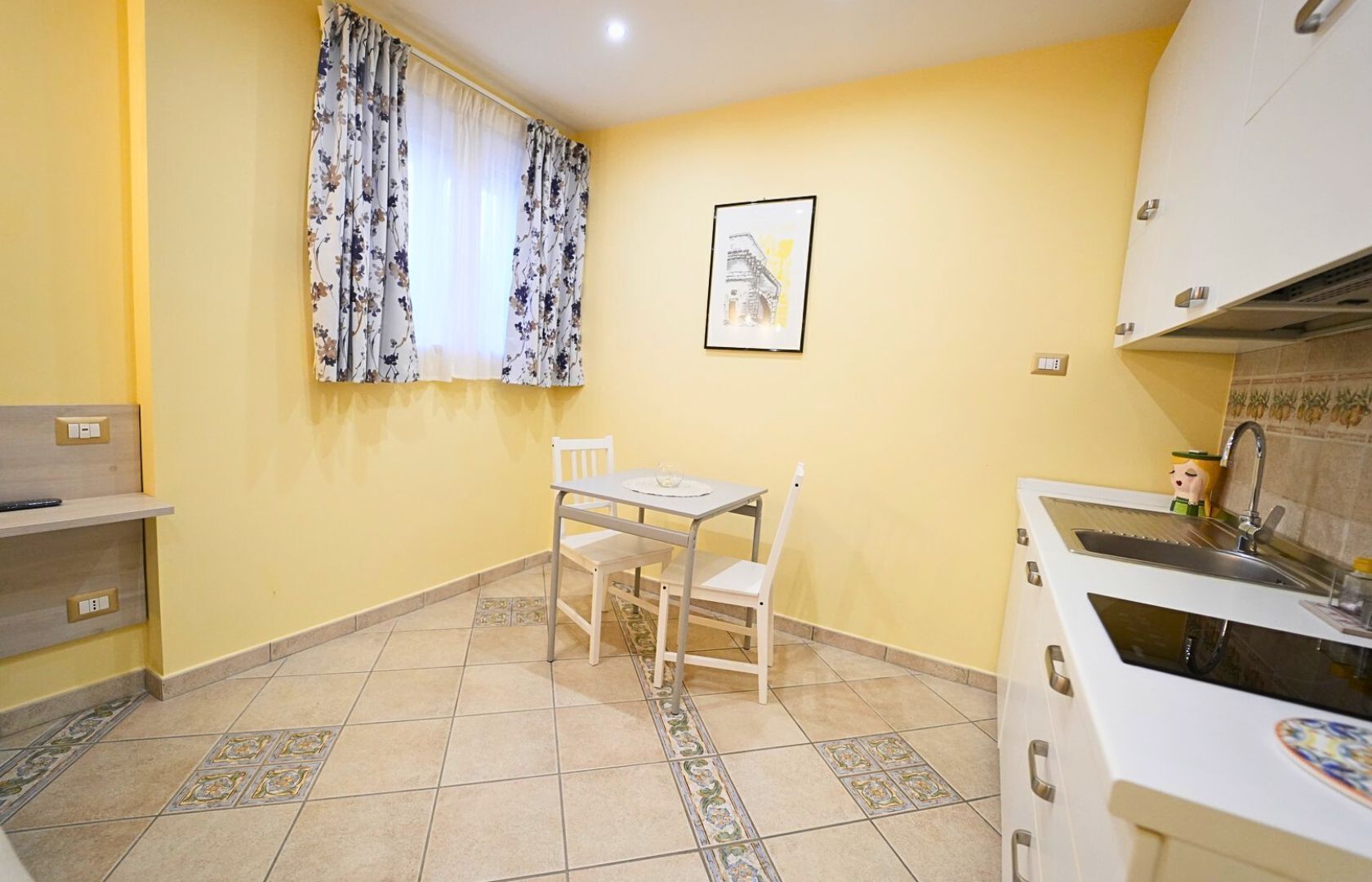 Estudio | Cocina privada | Frigorífico pequeño, placa de cocina y utensilios de cocina