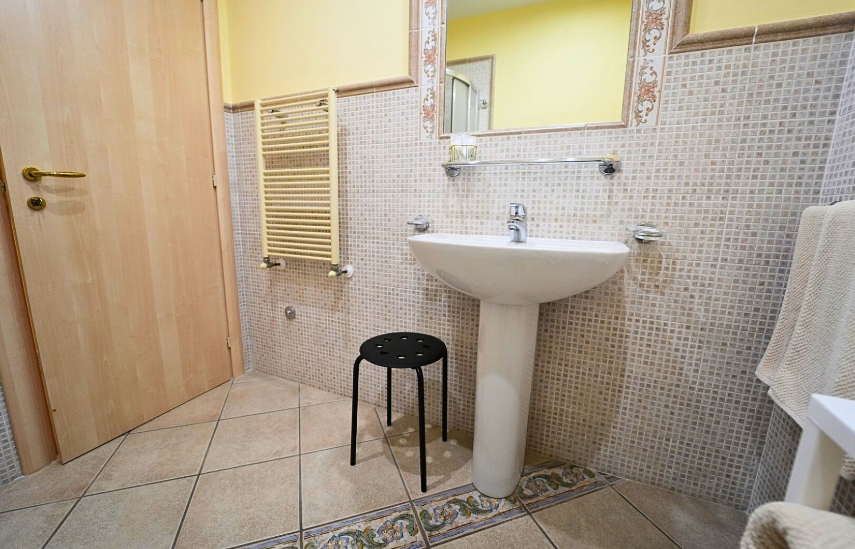 Studio | Kamar mandi | Shower, pengering rambut, handuk, dan sabun