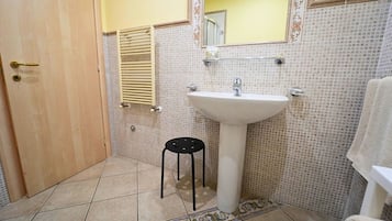 Studio | Kamar mandi | Shower, pengering rambut, handuk, dan sabun
