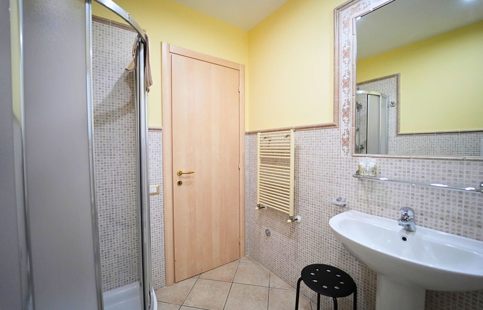 Estudio | Baño | Regadera, secadora de cabello, toallas, jabón 
