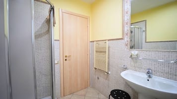 Estudio | Baño | Ducha, secador de pelo, toallas y jabón