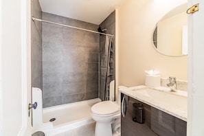 Shower, hair dryer, towels, soap - The Lantern on Beacon Hill (Boston)