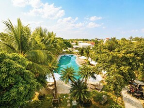 Una piscina al aire libre