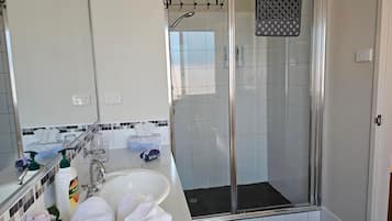 Douche, sĂšche-cheveux, serviettes fournies, savon