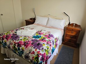 Tabla de planchar con plancha, wifi y ropa de cama 