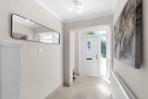 Interior - Stylish 5 Bed Surrey Home with Garden (Leatherhead)