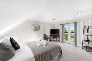 Family House, Patio - Stylish 5 Bed Surrey Home with Garden (Leatherhead)