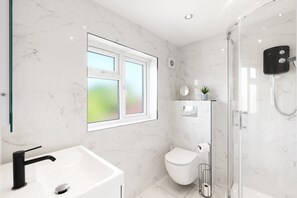 Bathroom - Stylish 5 Bed Surrey Home with Garden (Leatherhead)