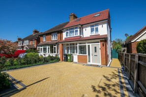 Exterior - Stylish 5 Bed Surrey Home with Garden (Leatherhead)