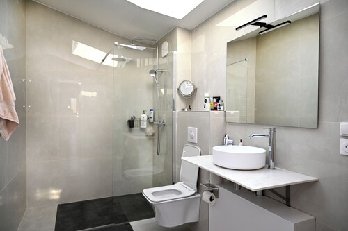 6-bedroom house with the swimming pool, jacuzzi and sauna