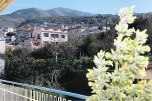 A residential area with houses, a mountain in the background, and a balcony with a railing. - VicoStay by Casa Stella: Relaxation with a View in the Heart of the Sorrento Coast (Vico Equense)