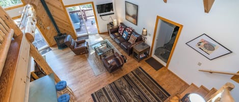 Smart TV, chimenea y estéreo