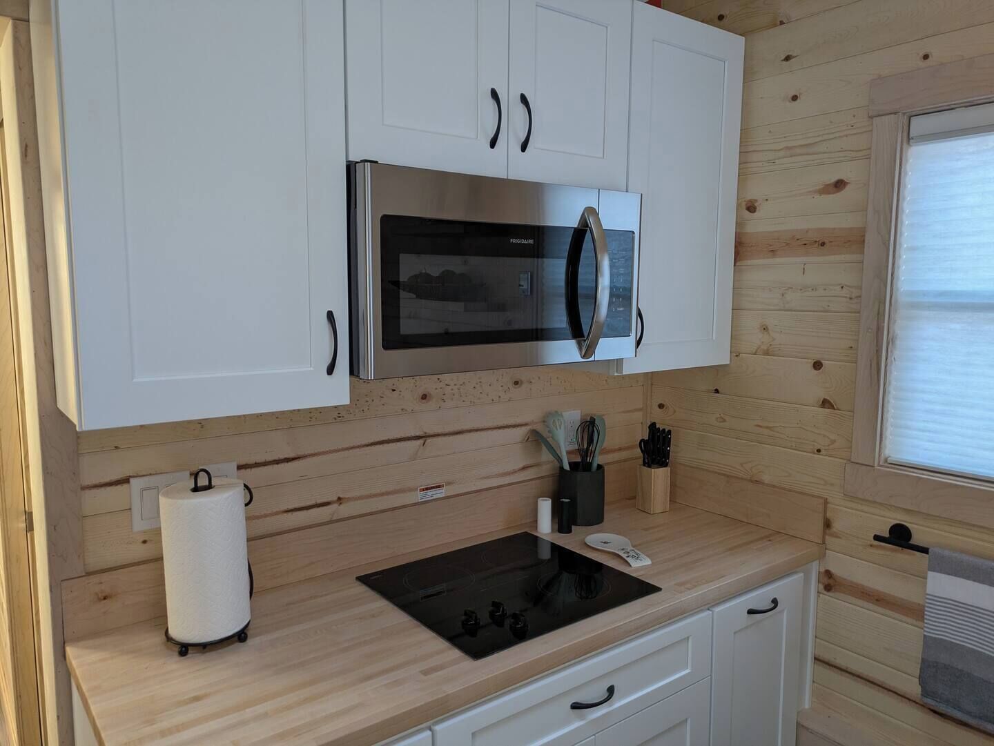 Frigorífico, microondas, placa de cocina y lavavajillas