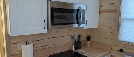 Kylskåp, mikrovågsugn, spishäll och diskmaskin