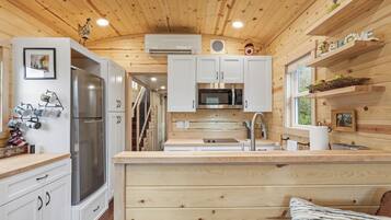 Coffee/tea maker, fridge, microwave, stovetop
