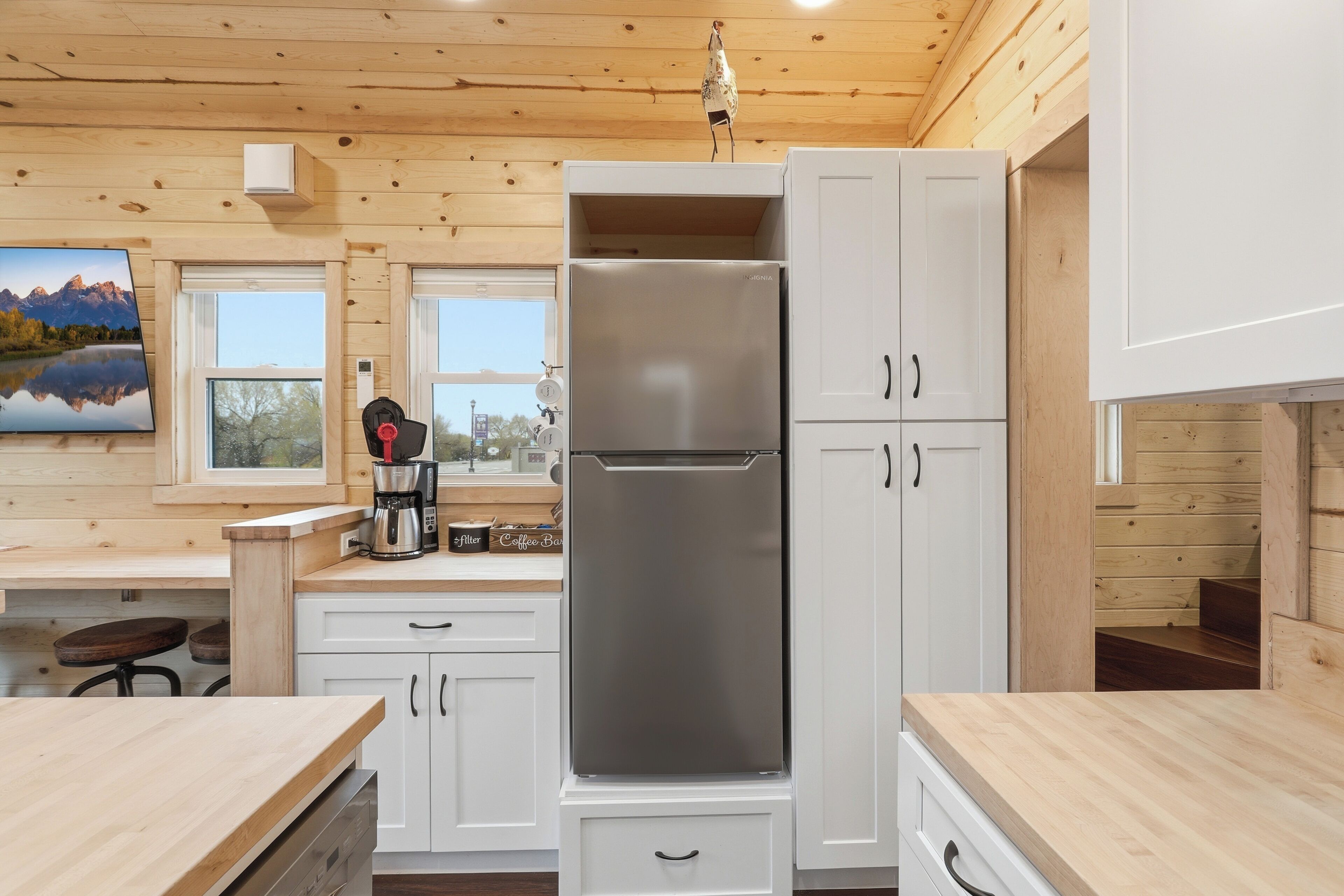 Coffee/tea maker, fridge, microwave, stovetop