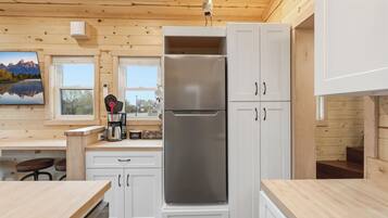 Coffee/tea maker, fridge, microwave, stovetop