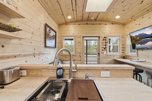 Wasserkocher mit Kaffee-/Teezubehör, Kühlschrank, Mikrowelle, Herdplatte