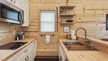 Wasserkocher mit Kaffee-/Teezubehör, Kühlschrank, Mikrowelle, Herdplatte