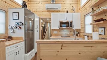 Wasserkocher mit Kaffee-/Teezubehör, Kühlschrank, Mikrowelle, Herdplatte