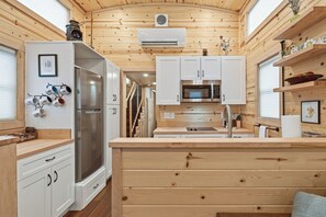 Coffee/tea maker, fridge, microwave, stovetop - Chama Crossing - Tiny Train Next to Railroad (Chama)